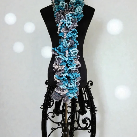 Elegant handmade scarf - Picture 7 of 10